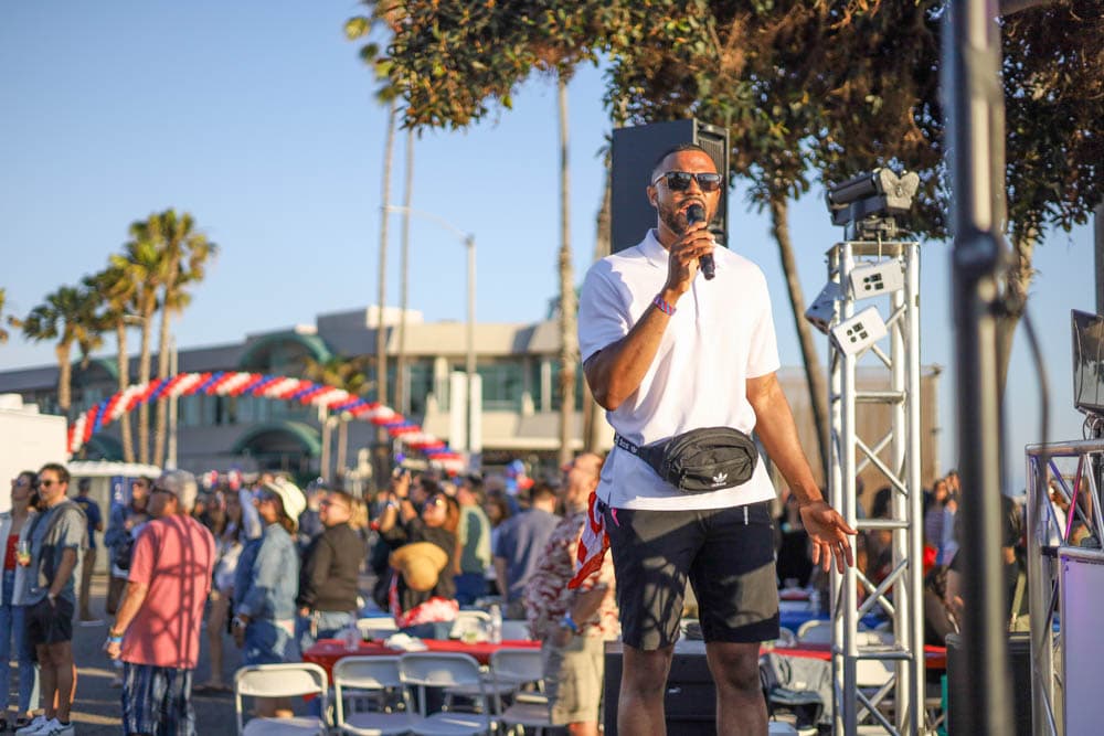 A musician performs for the waterfront crowd at Big Bang on the Bay